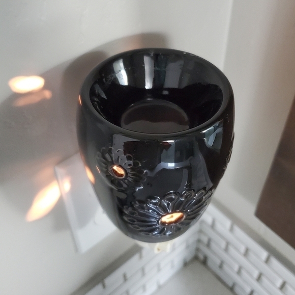 SCENTSY MINI PLUG IN WARMER BLACK SHASTA DAISY RETIRED - Picture 3 of 13